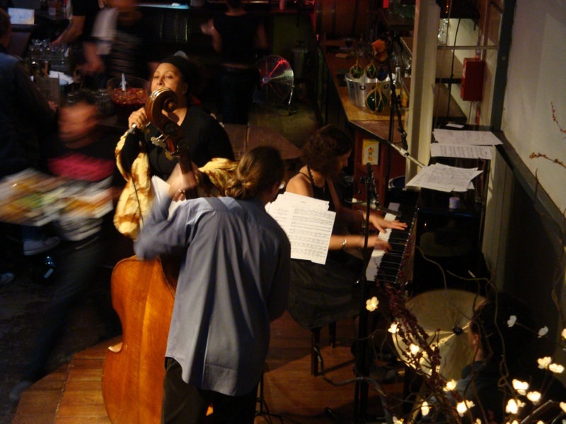 Lela OLIVESI trio invite Elisabeth KONTOMANOU